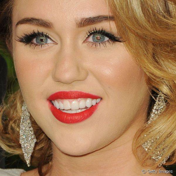 Em uma produ??o mais elaborada, para o Oscar 2012, Miley usou olhos delineados no estilo 